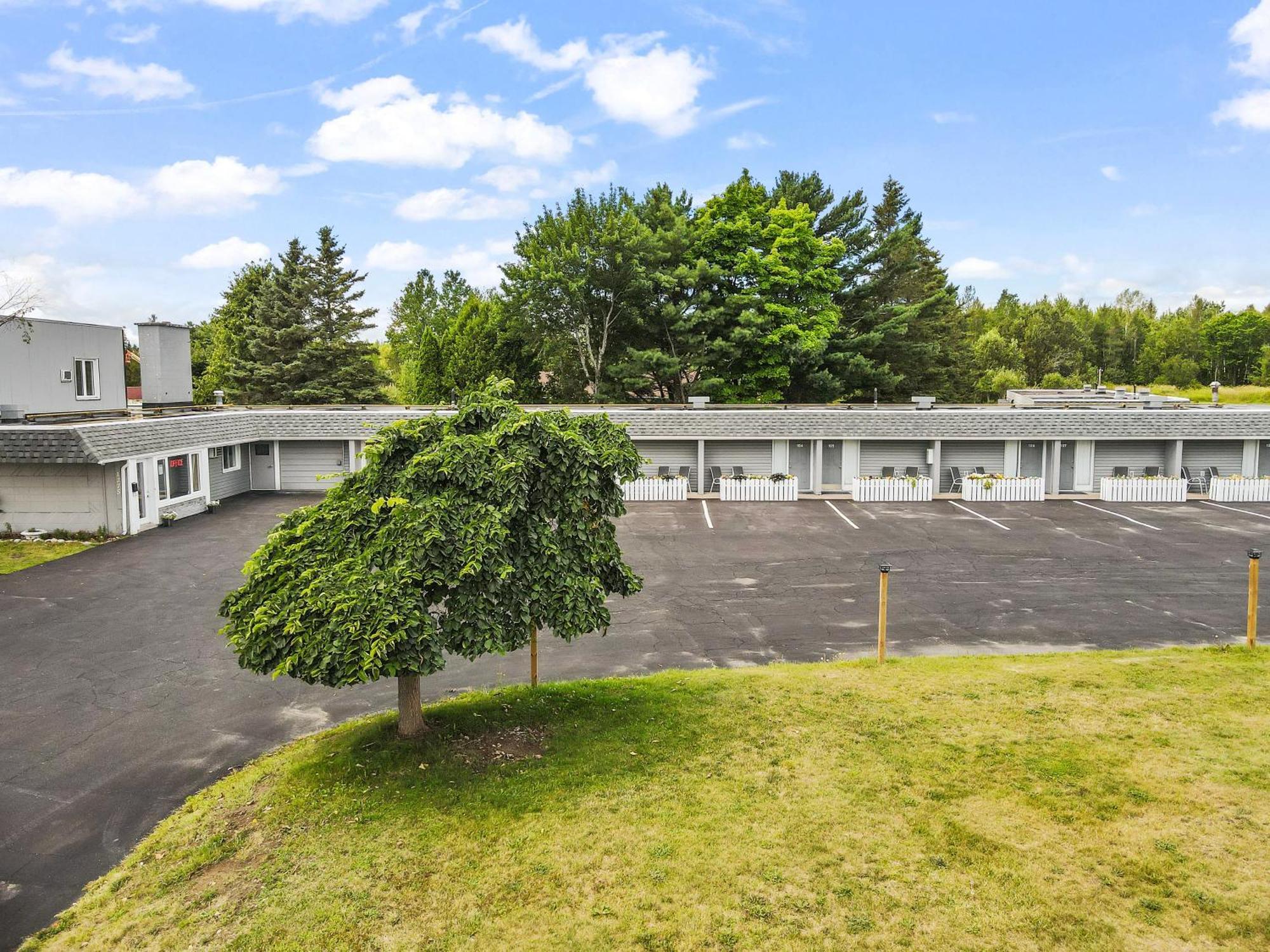 Ambassador Motel Су Сент Мари Екстериор снимка