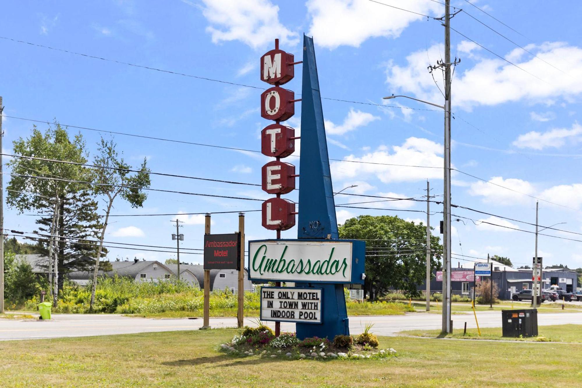 Ambassador Motel Су Сент Мари Екстериор снимка